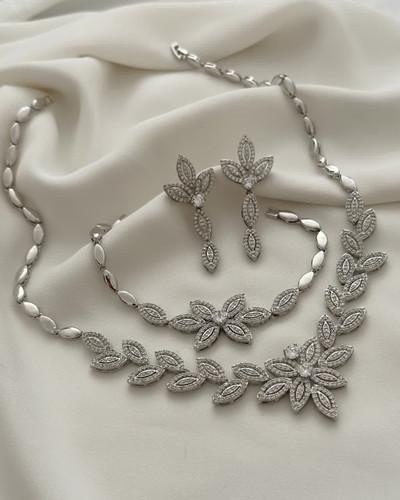 سرویس ابکاری طلا 18عیاربه رنگ نقره ای مدل جواهری